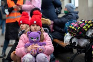 Niña ucraniana siendo evacuada a Przemysl, Polonia. Fuente: UNICEF/Aleksey Filippov