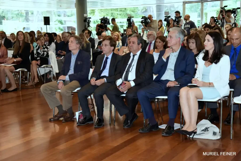 José Luis Martínez Almeida junto a los presidentes del CIP y de ACPE y algunos premiados en los Premios Internacionales de Periodismo 2022