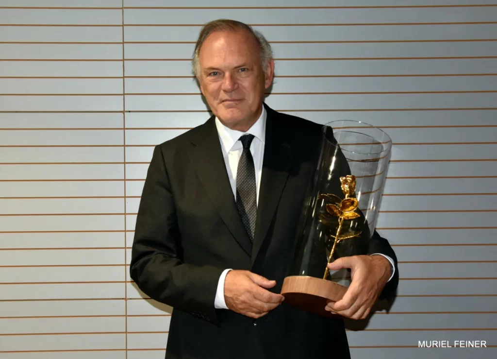 Pedro Piqueras junto a su galardón en los Premios Internacionales de Periodismo 2022