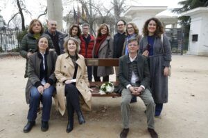 Los periodistas Mario Tascón y Ramón Lobo cuentan con una placa conmemorativa en El Retiro
