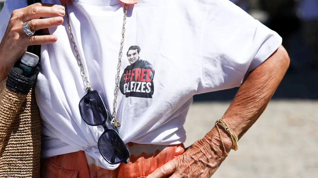 Una mujer lleva una camiseta con el retrato del periodista francés Christophe Gleizes, condenado a siete años de prisión por un tribunal argelino, durante una marcha para pedir su liberación, en Aviñón, Francia - REUTERS/ MANON CRUZAR